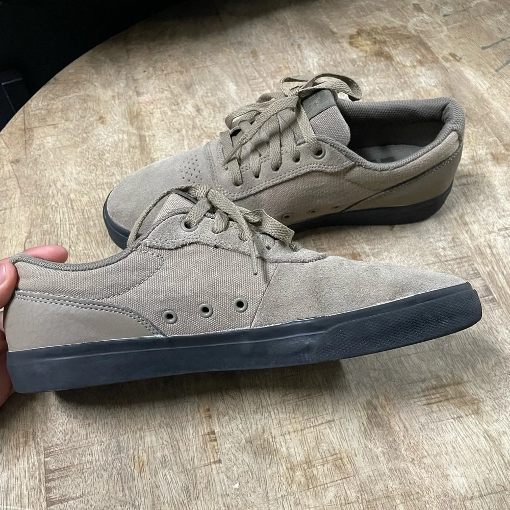 DC Shoes - Picture 3 of 7